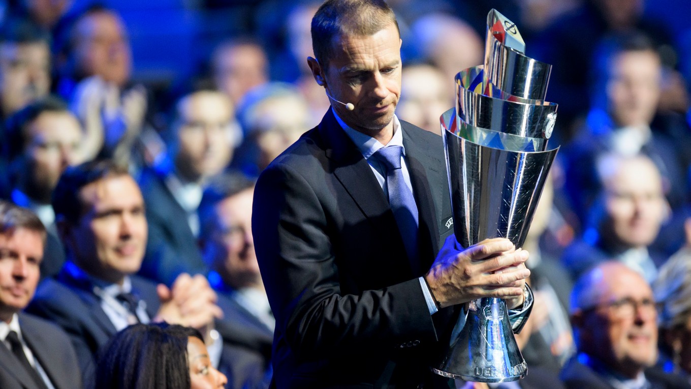 Prezident Európskej futbalovej únie (UEFA) Aleksander Čeferin s trofejou pre víťaza Ligy národov.