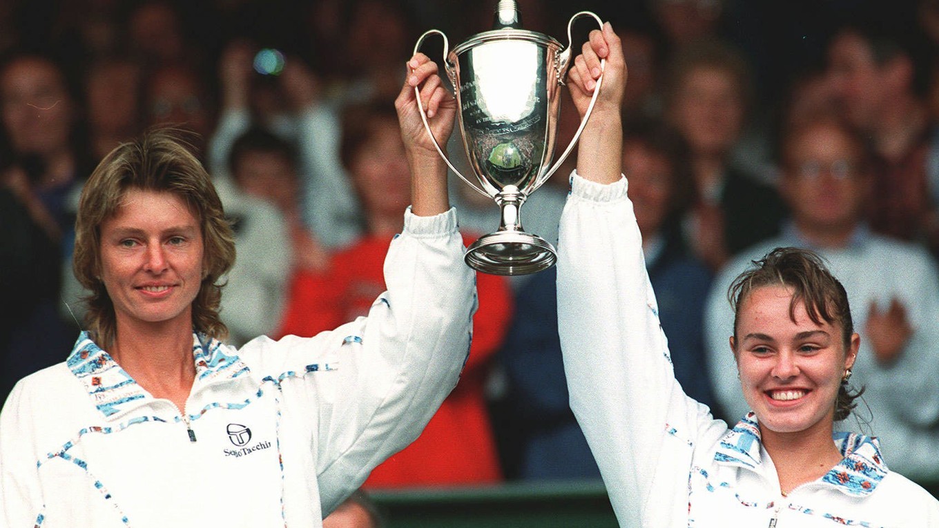 Helena Suková (vľavo) a Martina Hingisová s trofejou pre víťaza ženskej štvorhry vo Wimbledone v roku 1998.