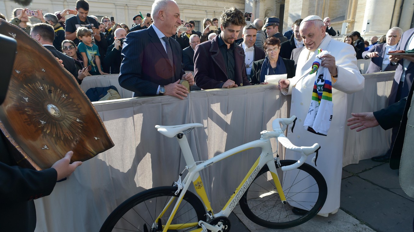 Peter Sagan s pápežom Františkom.