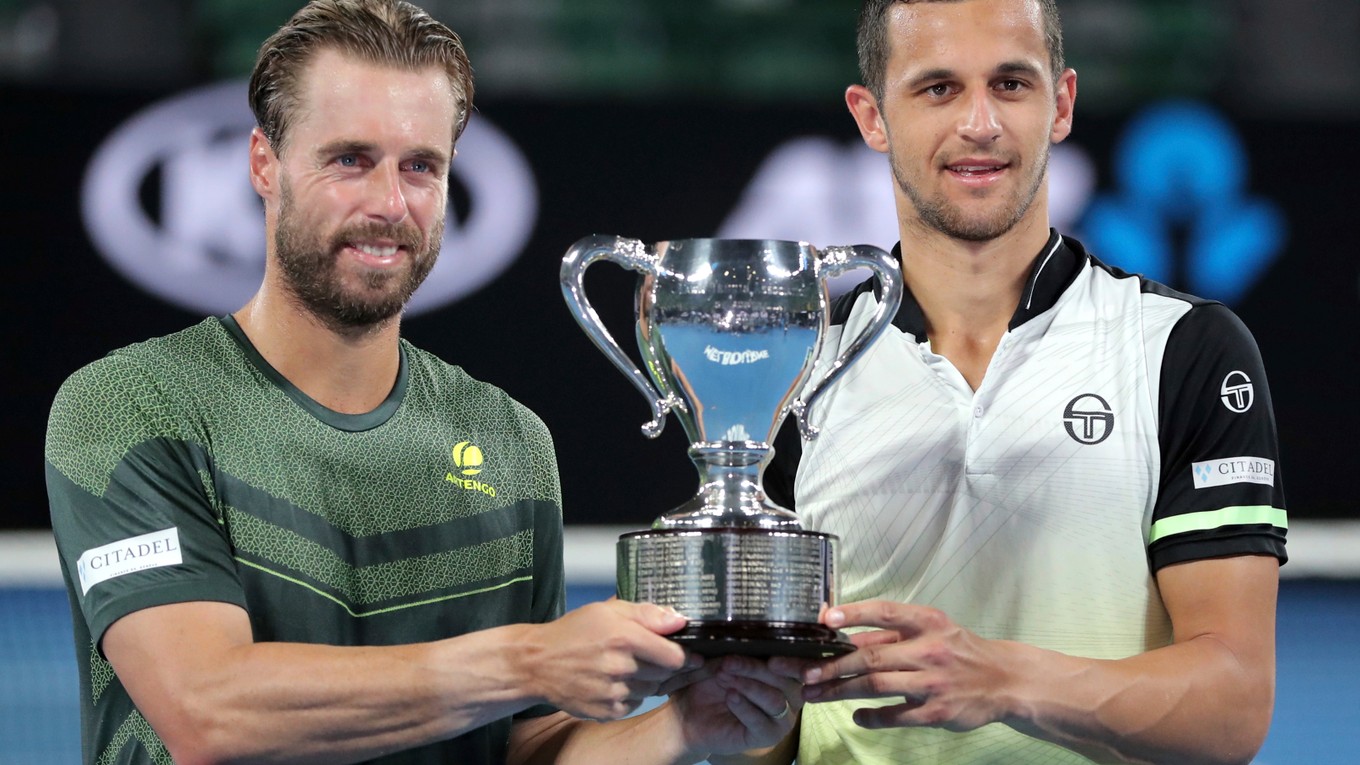 Rakúsko-chorvátsky pár Oliver Marach (vľavo) a Mate Pavič drží pohár po víťazstve nad kolumbijským párom Juan Sebastian Cabal a Robert Farahat vo finále mužskej štvorhry na grandslamovom turnaji Australian Open.