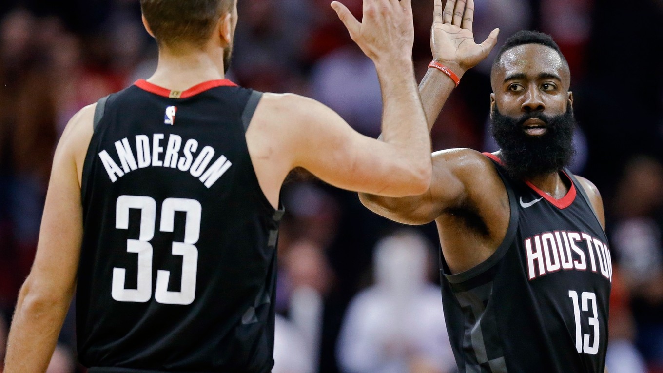 James Harden (vpravo).