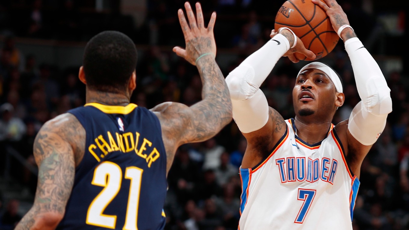 Carmelo Anthony (Oklahoma) streiľa na kôš počas zápasu s Denverom.