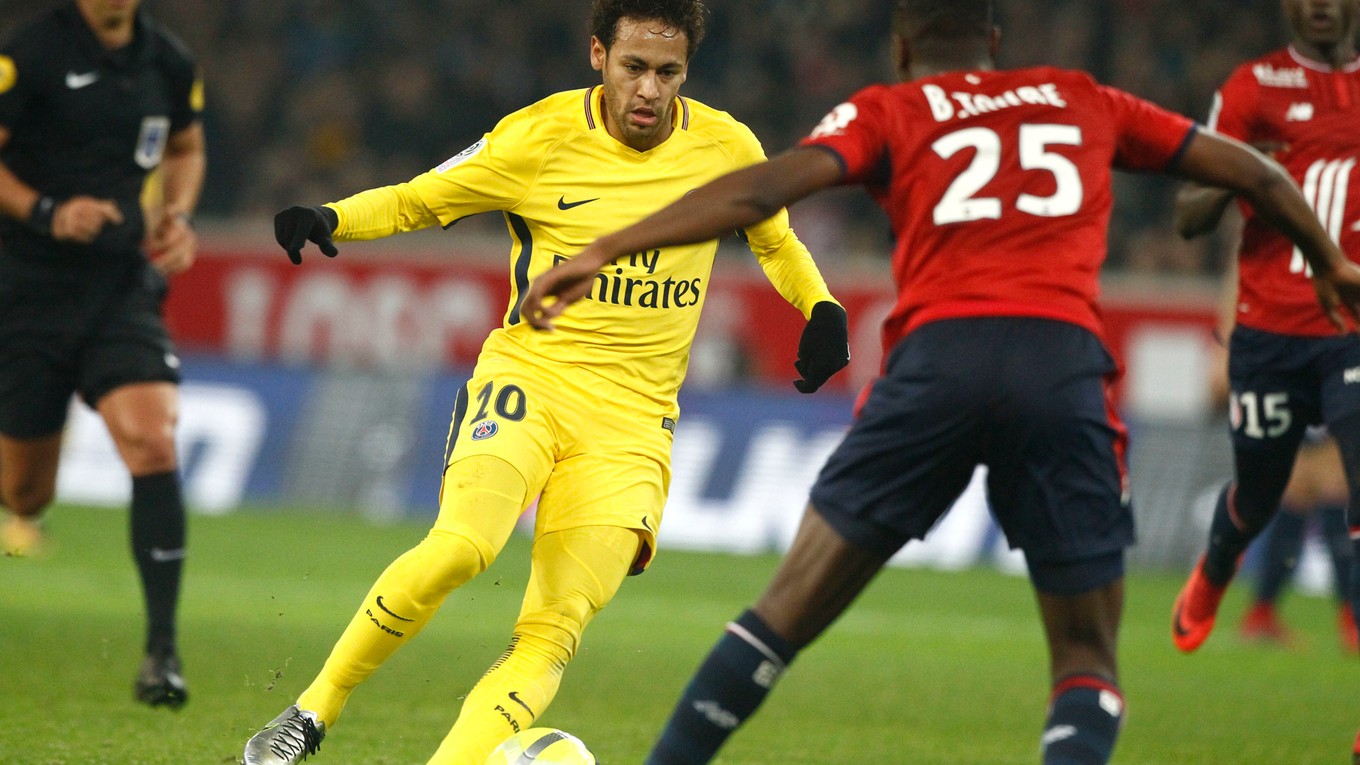 Hráč PSG Neymar kontroluje loptu v zápase na ihrisku Lille.