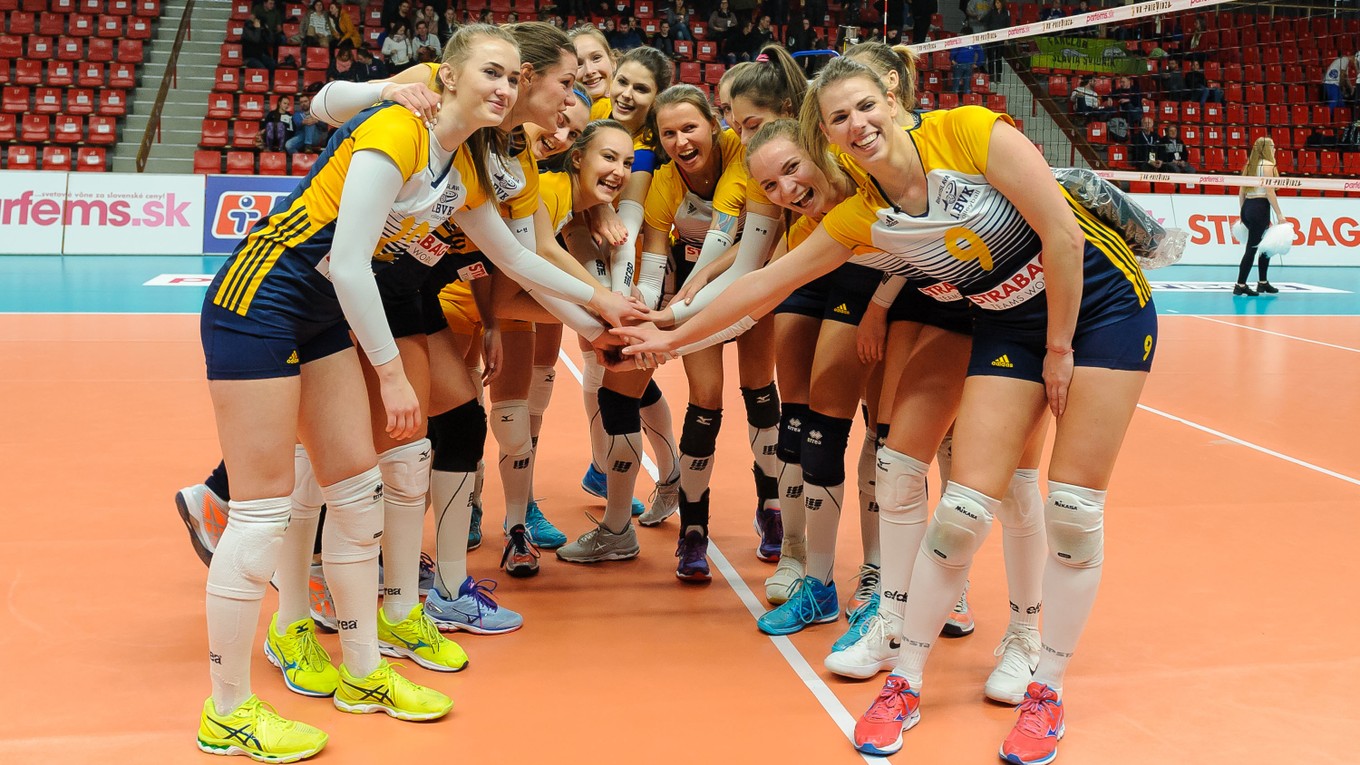Hráčky Strabag Volleyball Club FTVŠ UK Bratislava sa tešili z víťazstva v Slovenskom pohári.