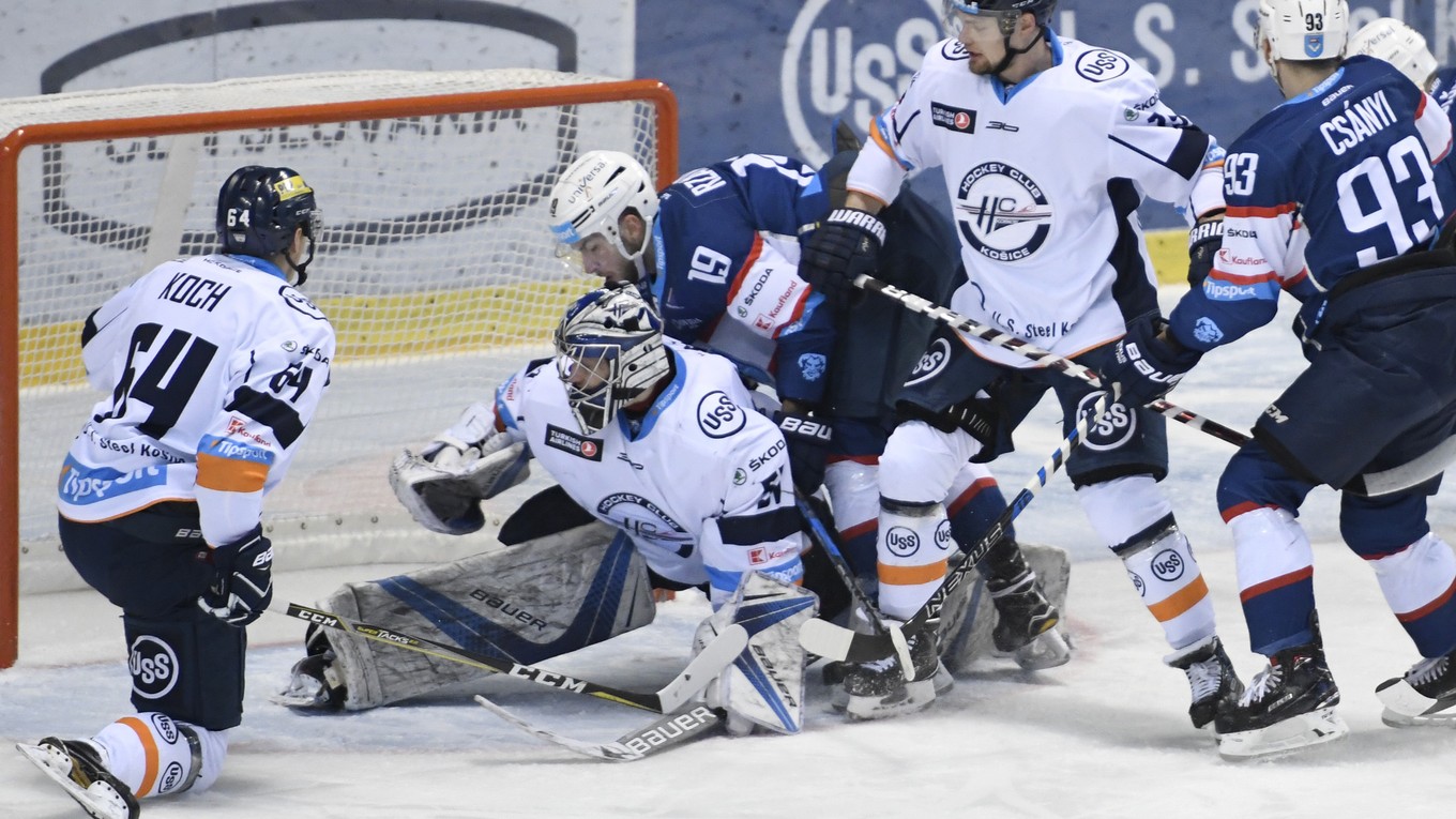 Hokejisti Nitry sa snažia pretlačiť puk do siete Košíc.