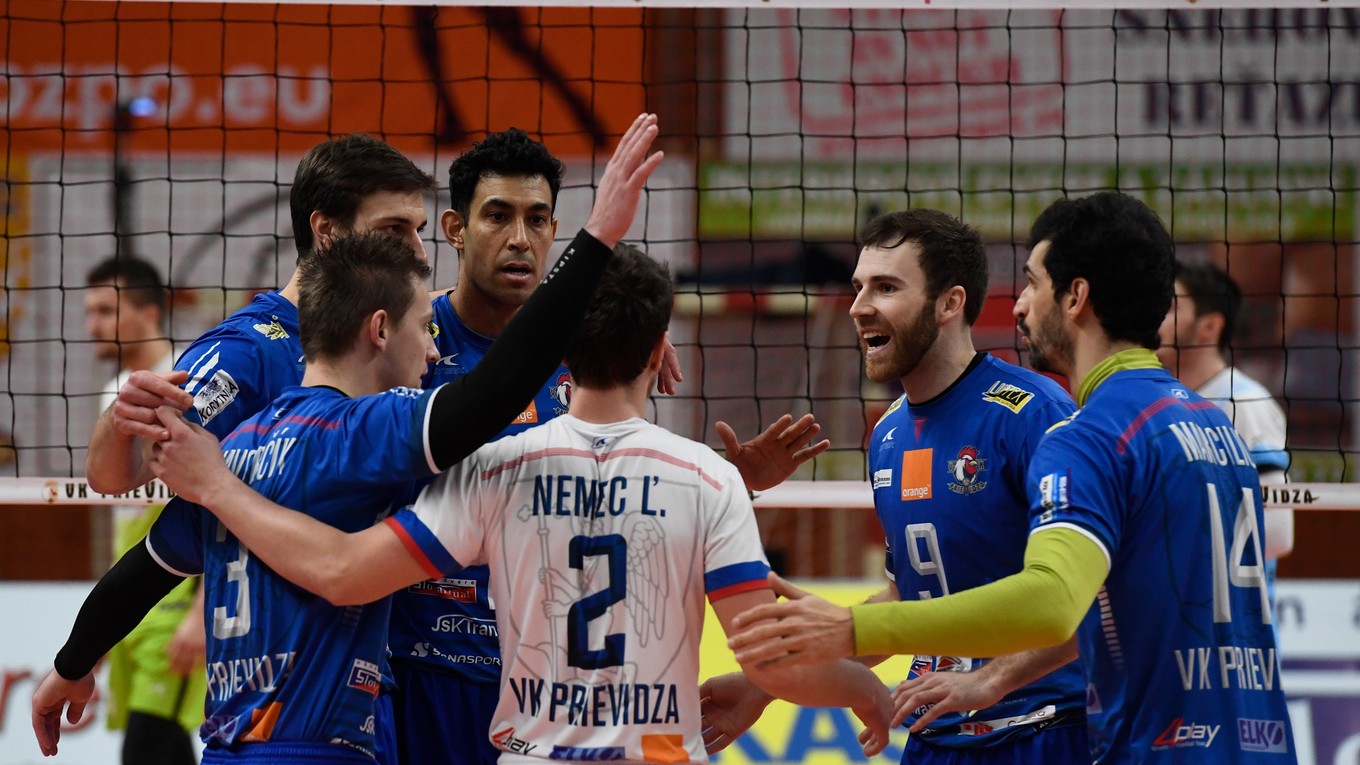 Volejbalisti Prievidze sa tešia počas zápasu finále Slovenského pohára.