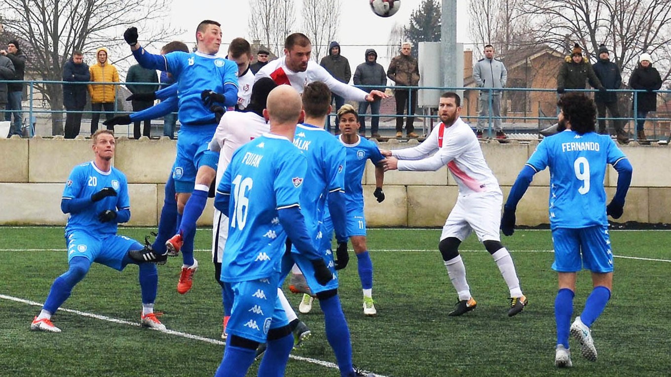 Sereď porazila Šamorín 3:1. Autor prvého gólu ŠKF Popin je vo výskoku v bielom, vpravo Michalík. 