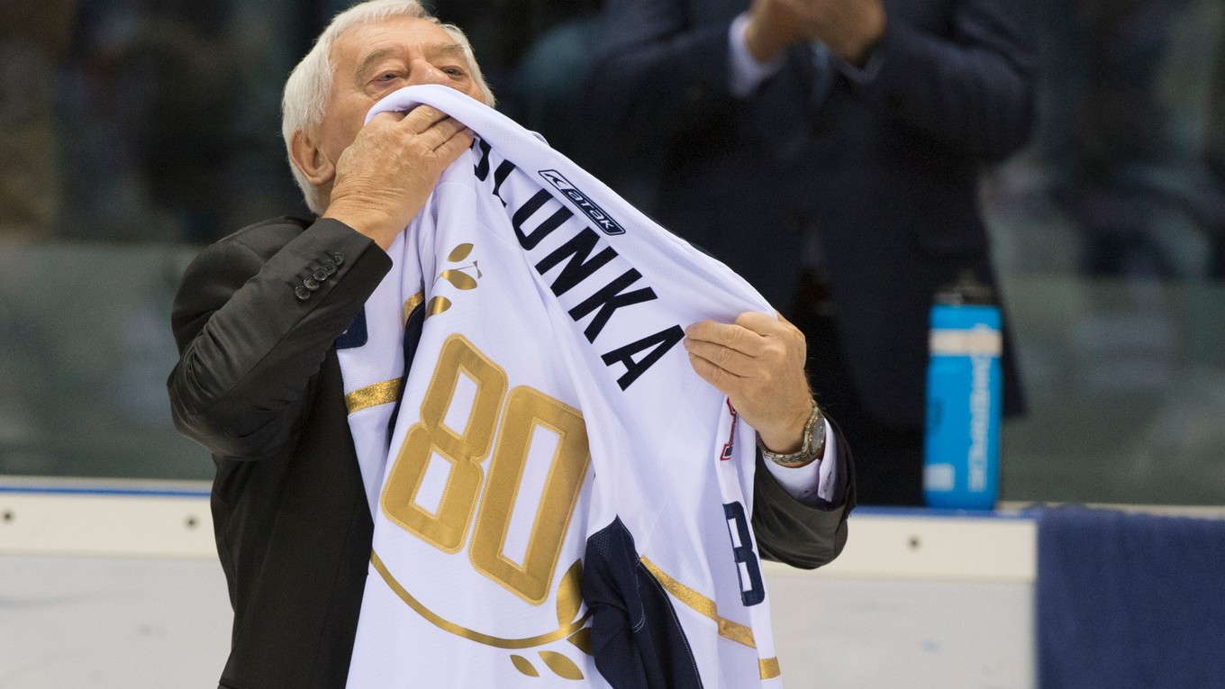 Legendárny slovenský útočník Jozef Golonka s dresom počas slávnostnej gratulácie k jeho 80. narodeninám.