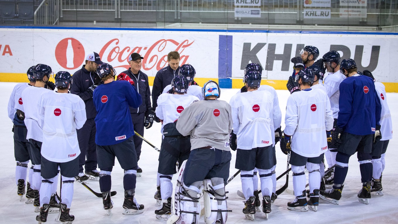 Hráči a tréneri počas tréningu slovenskej hokejovej reprezentácie pred odletom na ZOH 2018 v Pjongčangu.
