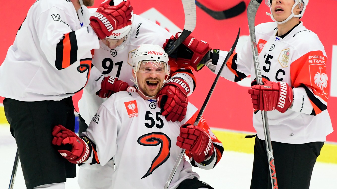 Hokejisti Jyväskylä oslavujú triumf v hokejovej Lige majstrov.