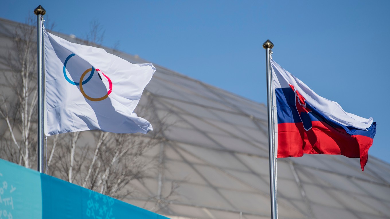 Snímka z ceremónie vztyčovania slovenskej vlajky v olympijskej dedine v Pjongčangu.