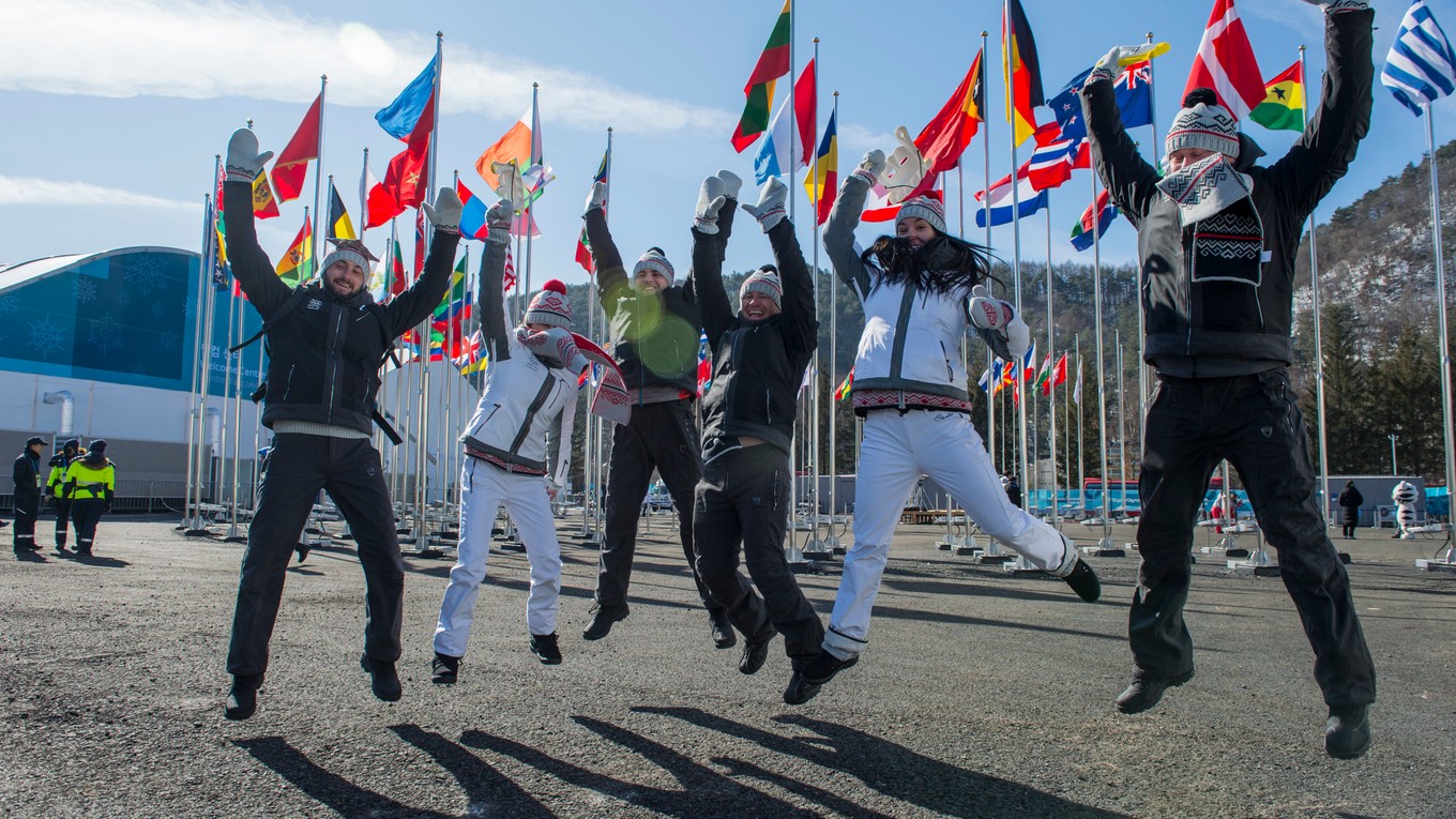 Ilustračná fotografia zo vztyčovania vlajky v olympijskej dedine.