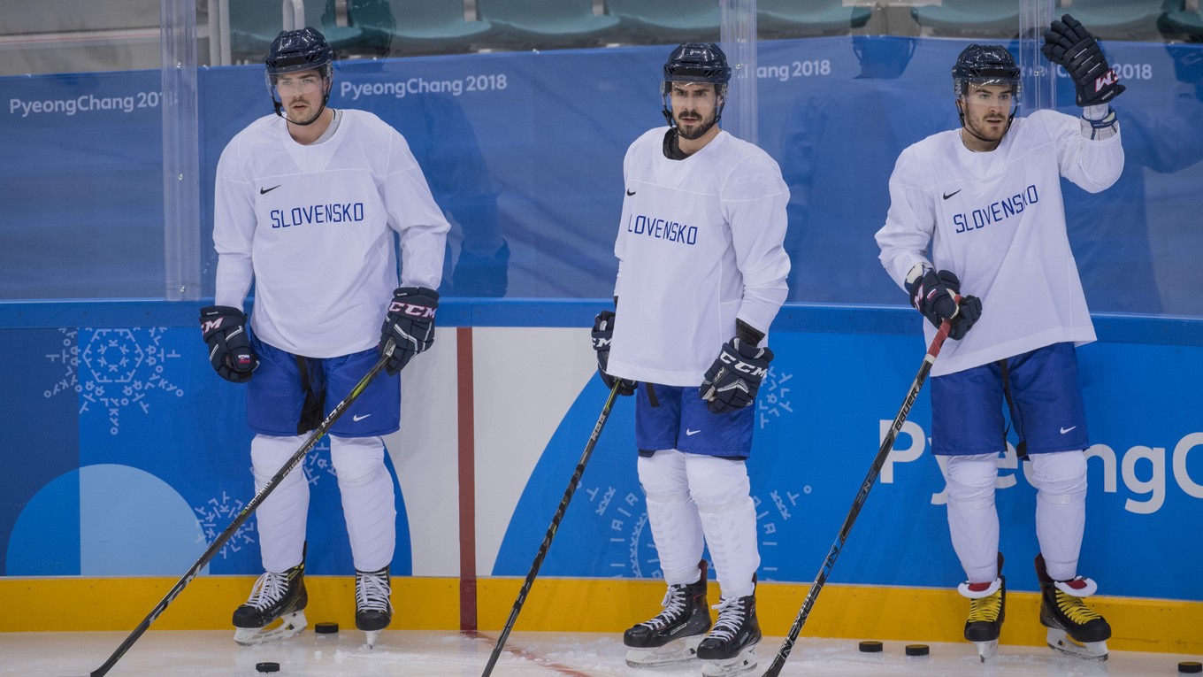 Slovenskí hokejoví reprezentanti, zľava Patrik Čerešňák, Ivan Baranka a Patrik Lamper počas prvého tréningu hokejistov SR v hokejovej hale Kwandong.