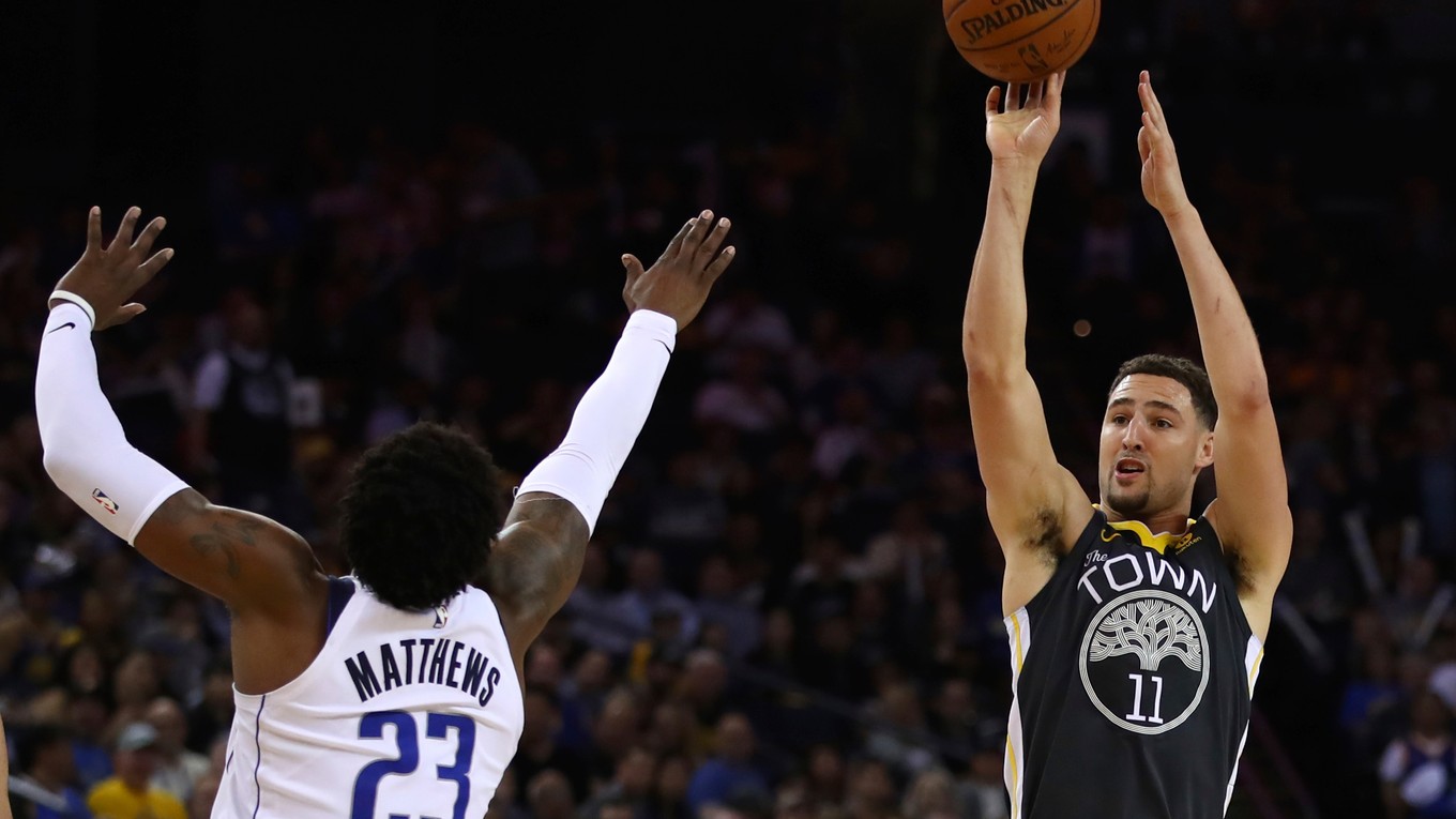 Momentka zo zápasu medzi Golden State a Dallasom.