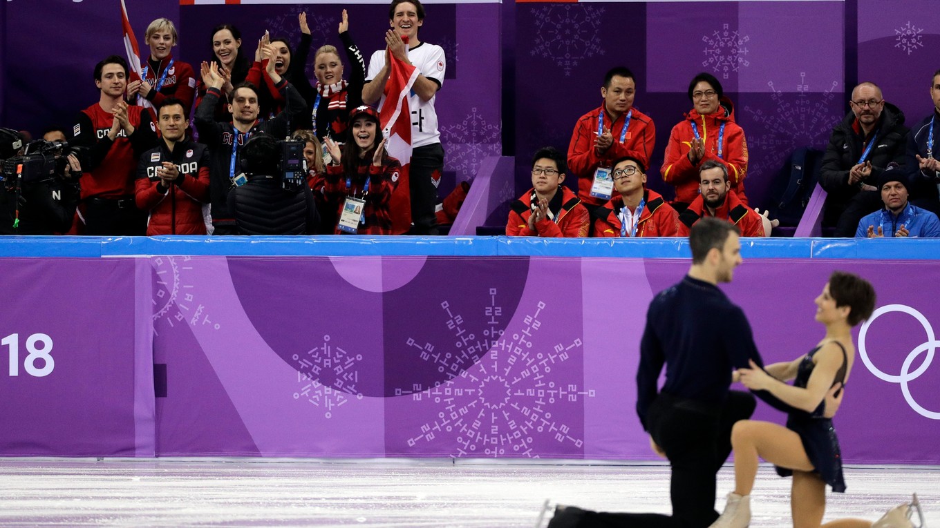 Meagan Duhamelová a Eric Radford počas súťaže športových dvojíc.