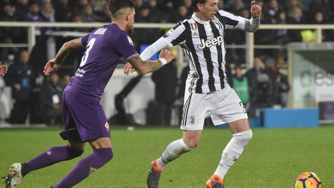 Hráč Fiorentiny Cristian Biraghi (vľavo) a Federico Bernardeschi z Juventusu.