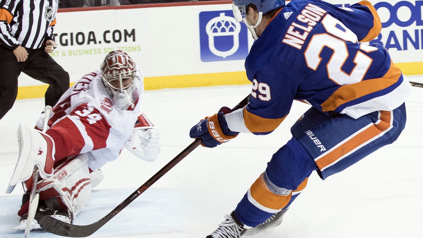 Brock Nelson z New Yorku Islanders strieľa víťazný gól v trinásťgólovom zápase proti Detroitu.