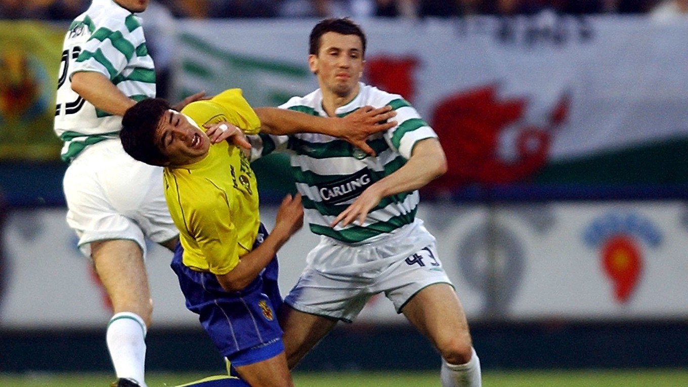 Liam Miller (vpravo) si obliekal v minulosti aj dres Celticu Glasgow.