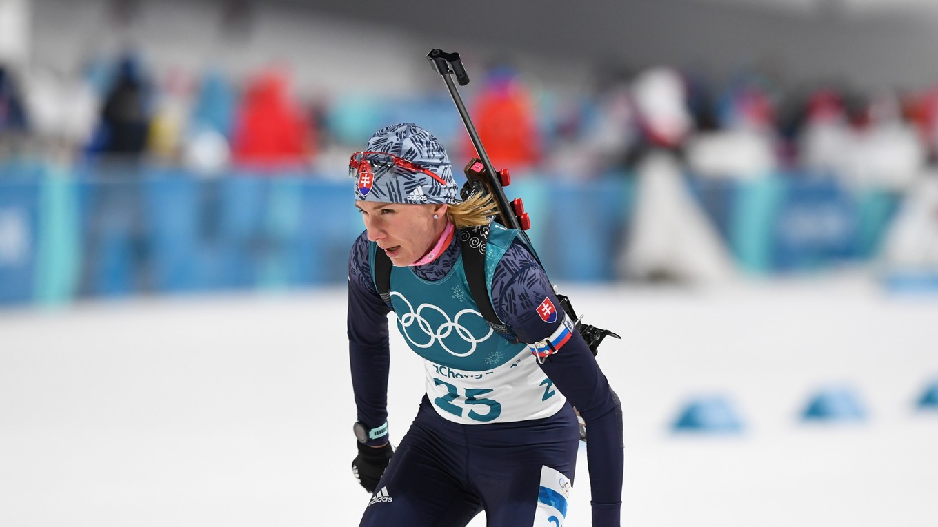 Anastasia Kuzminová bojuje na trati šprintu žien na 7,5 kilometra.