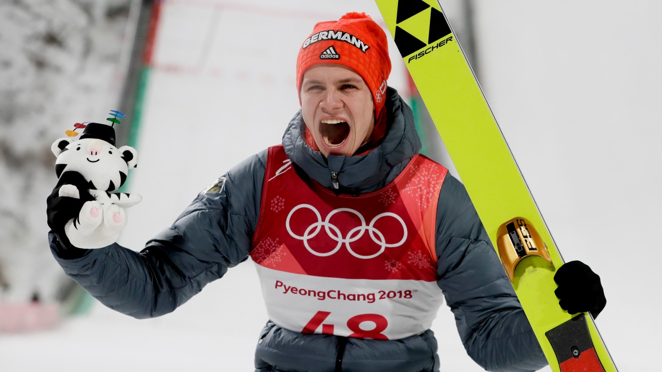 Andreas Wellinger sa raduje zo zisku zlatej olympijskej medaily.