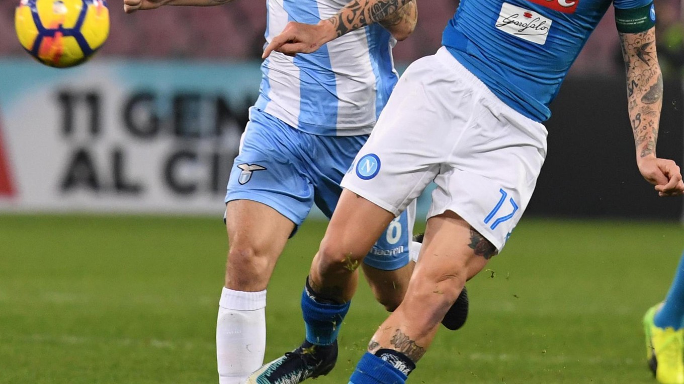 Marek Hamšík (vpravo) v zápase proti Lazio Rím.