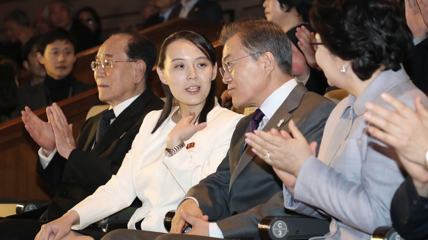 Znak zmierenia? Vľavo sestra severokórejského vodcu Kim Čong-una Kim Jo-džong, vedľa nej juhokórejský prezident Mun Če-in.