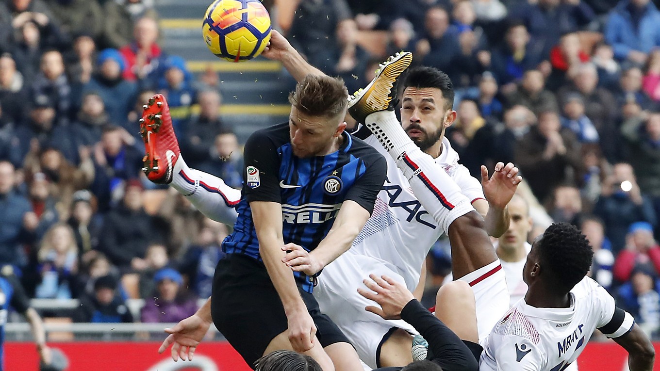 Milan Škriniar (vľavo) v hlavičkovom súboji.