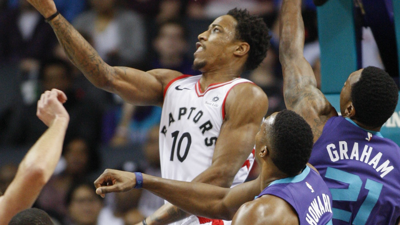 DeMar DeRozan (v strede).