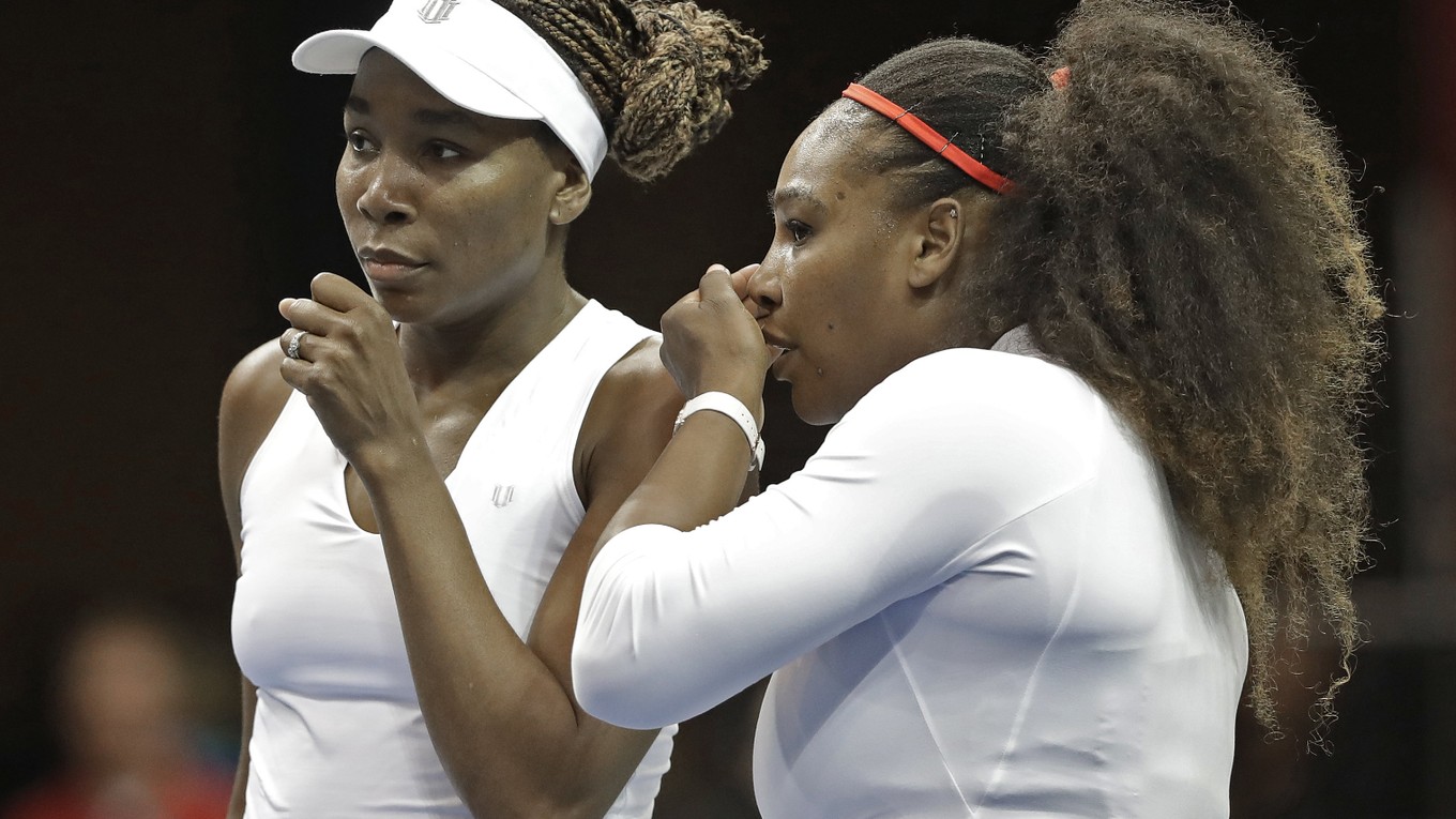 Serena Williamsová sa vrátila na súťažné kurty v zápase Pohára federácie po boku svojej sestry Venus.