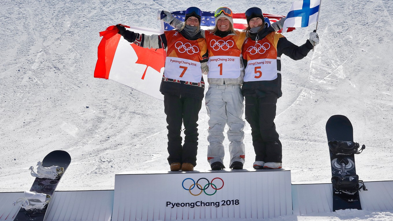 Americká snoubordistka Jamie Andersonová (uprostred) sa teší po obhajobe zlatej medaily v disciplíne slopestyle na ZOH v Pjongčangu.