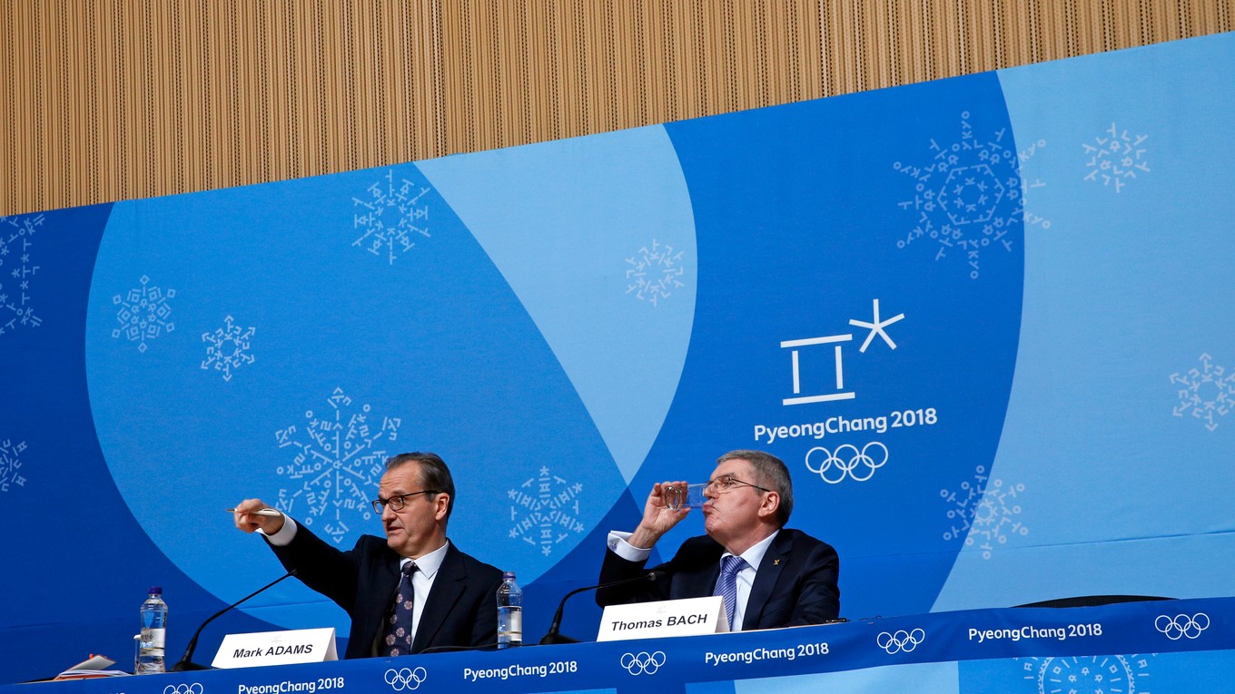 Hovorca Medzinárodného olympijského výboru (MOV) Mark Adams (vľavo) uviedol, že problém riešia.