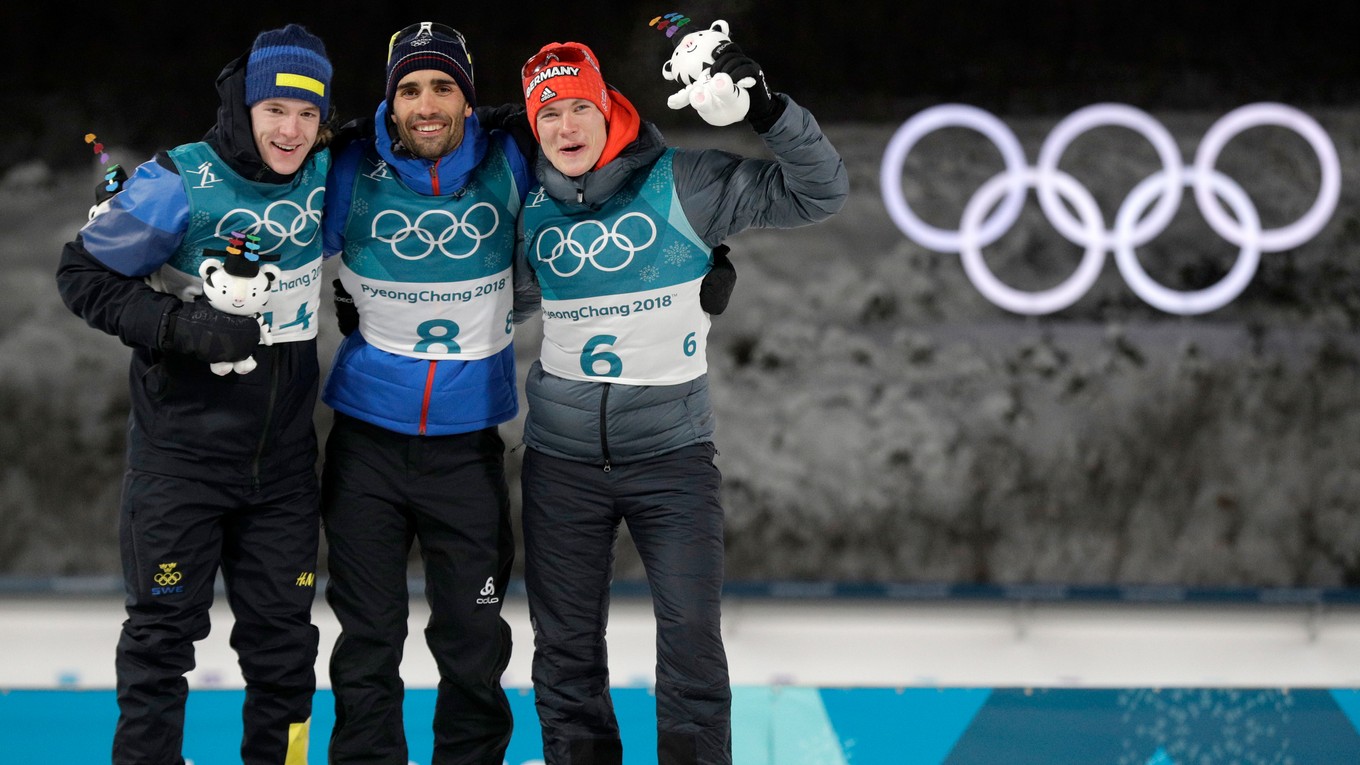 Zľava strieborný Švéd Sebastian Samuelsson, v strede zlatý Francúz Martin Fourcade a vpravo bronzový Nemec Benedikt Doll.