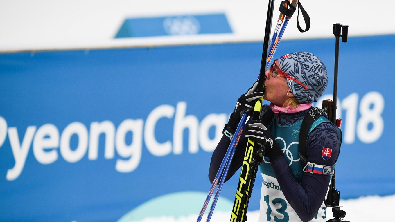 Slovenská biatlonistka Anastasia Kuzminová sa teší z druhého miesta v cieli po stíhacích biatlonových pretekoch žien na 10 km na ZOH 2018.