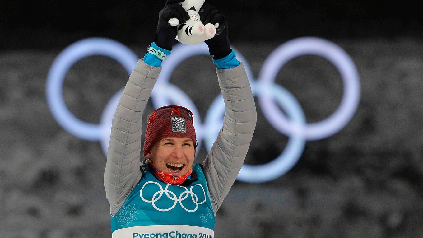 Slovenská biatlonistka Anastasia Kuzminová sa raduje zo zisku striebornej medaily.