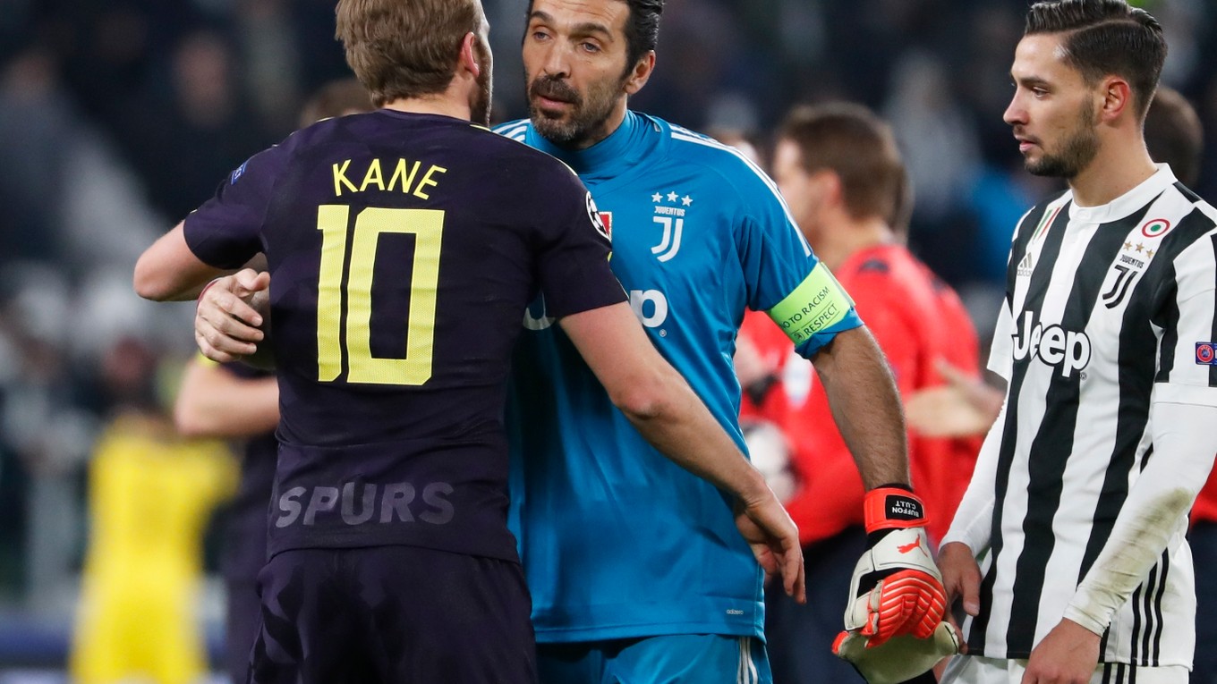 Gianluigi Buffon sa po zápase objíma s útočníkom Tottenhamu Harrym Kaneom.