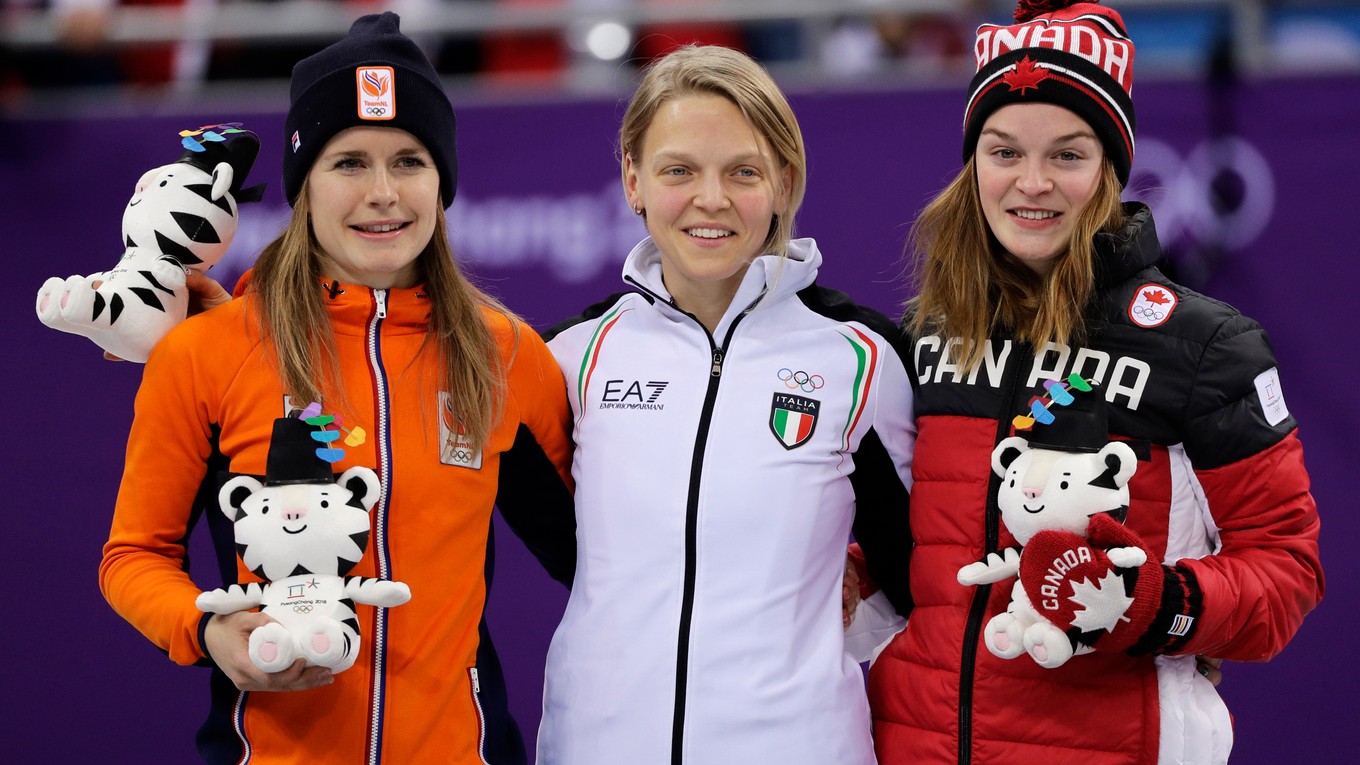 Kanadská rýchlokorčuliarka na krátkej dráhe Kim Boutinová (vpravo) získala bronz v pretekoch žien na 500 m v šortreku na ZOH 2018.