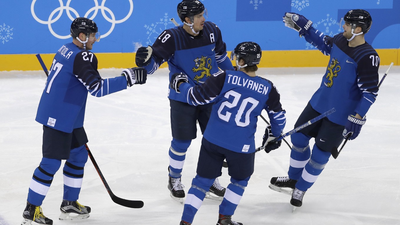 Fínski hokejisti sa radujú po jednom z gólov.