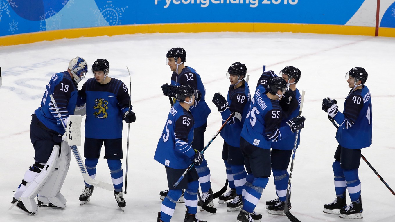 Fínski hokejisti sa radujú z víťazstva.