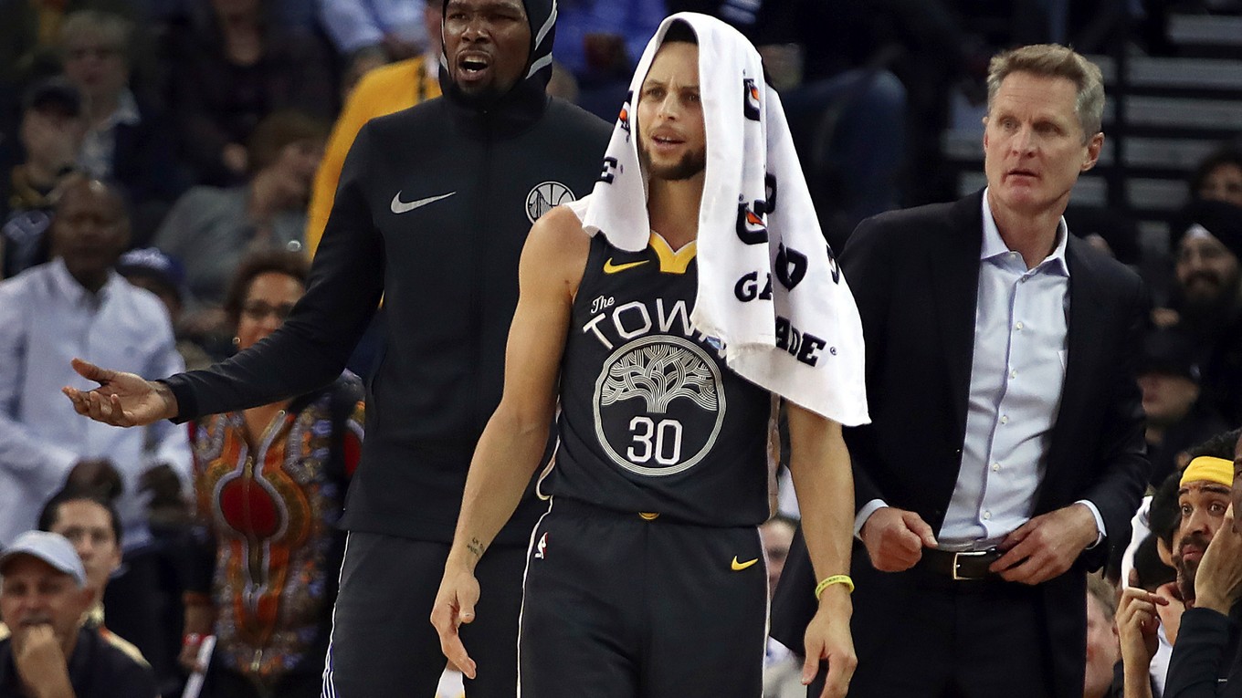 Zľava Kevin Durant, Stephen Curry a tréner Golden State Steve Kerr.