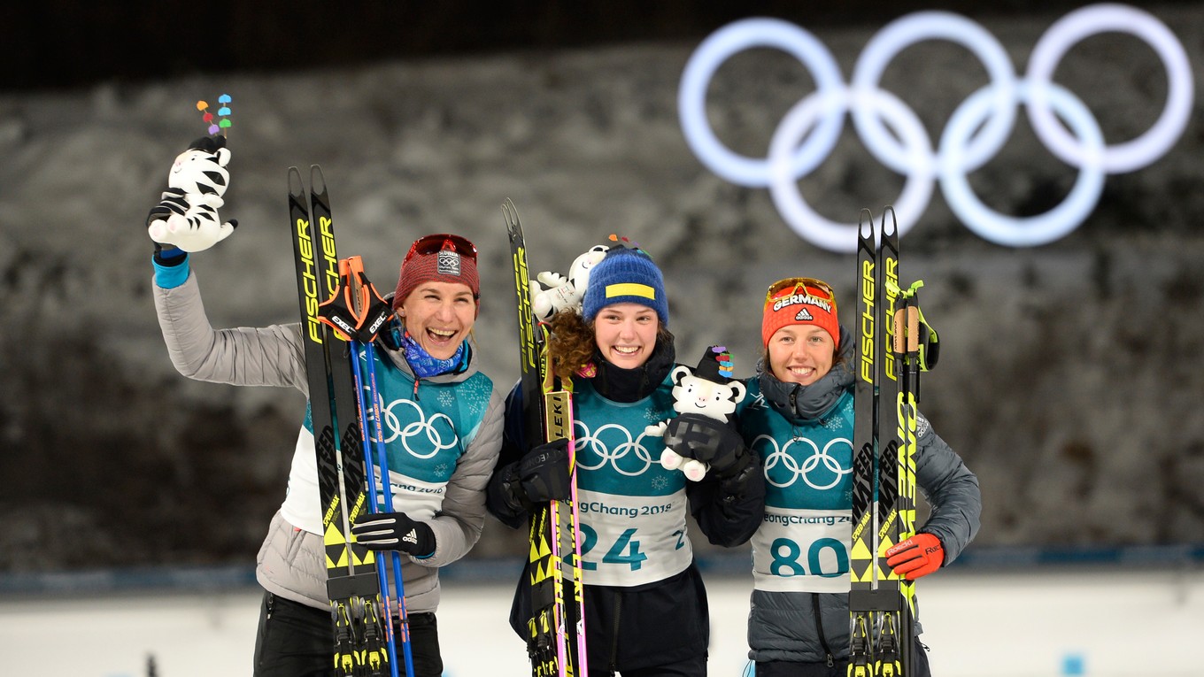 Pred objektívmi pózujú tri najlepšie biatlonistky z vytrvalostných pretekov na 15 kilometrov - zľava strieborná Anastasia Kuzminová, zlatá Švédka Hanna Hanna Öbergová a bronzová Nemka Laura Dahlmeierová.