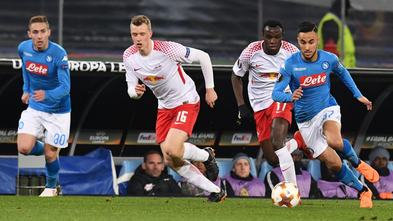 Strelec Neapola Adam Ounas s loptou, za ním  Bruma a Lukas Klostermann v bielych dresoch Lipska.