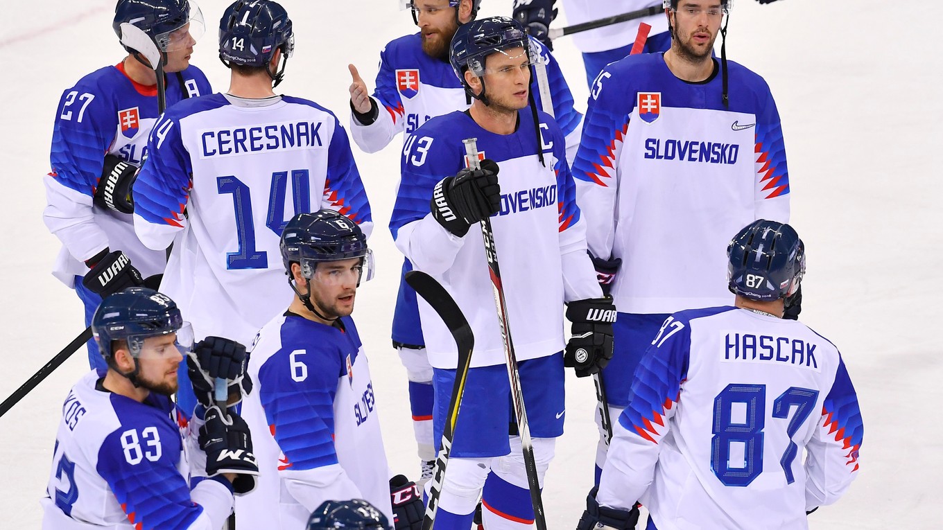 Slovenskí hokejisti po prehre s USA.