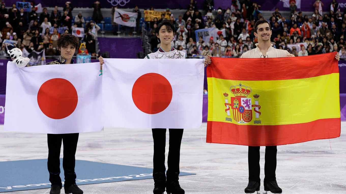 Dve japonské medaily, jedna španielska - uprostred zlatý Juzuru Hanju, vľavo jeho strieborný krajan Šoma Uno, vpravo majster Európy Javier Fernandez s bronzom.