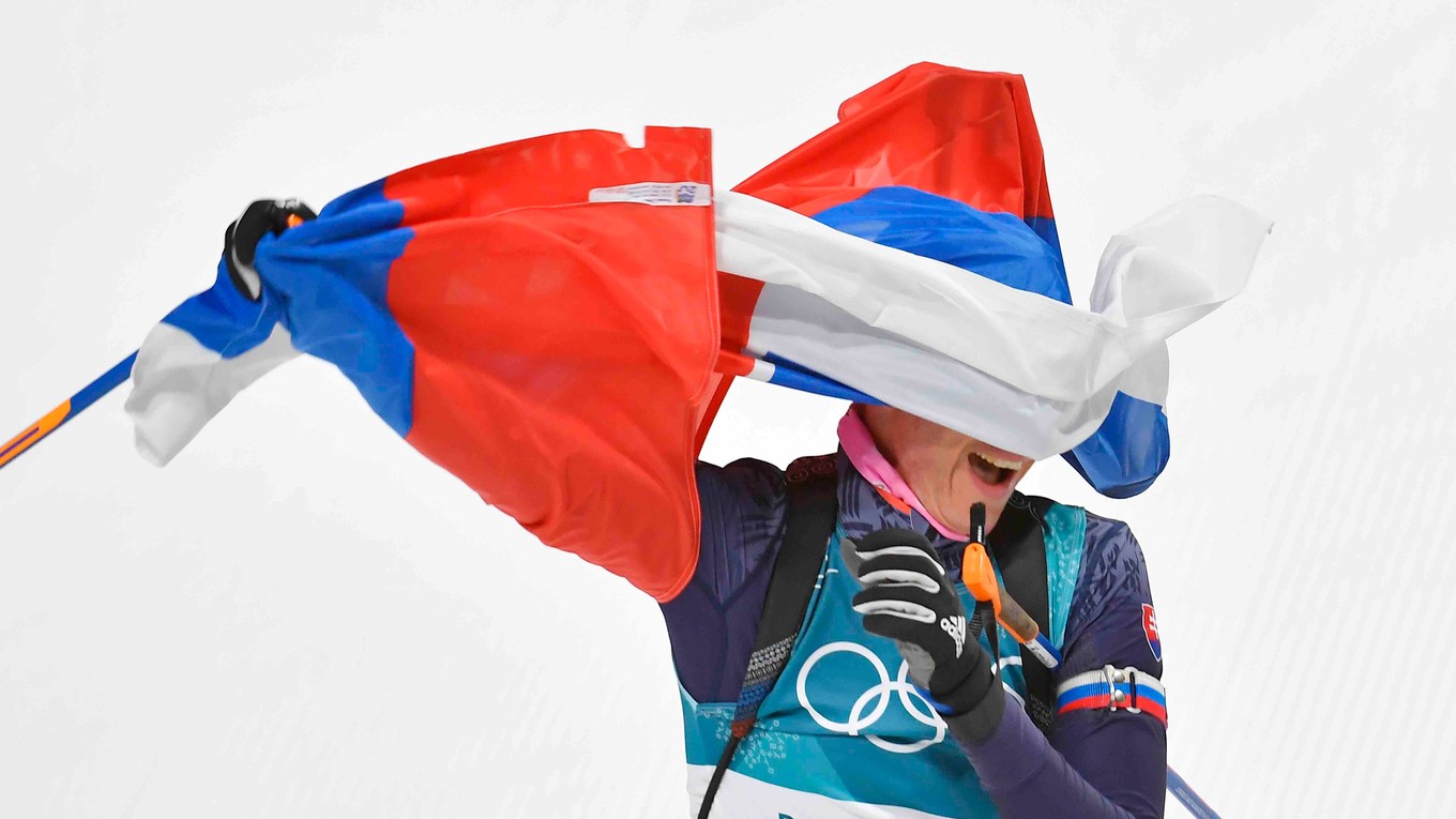 Anastasia Kuzminová so slovenskou vlajkou.