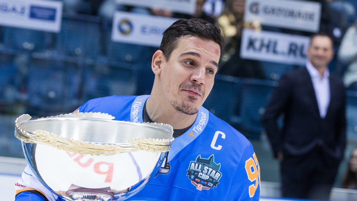 Víťaznú trofej pre výber Tipsport ligy prebral kapitán Branko Radivojevič.