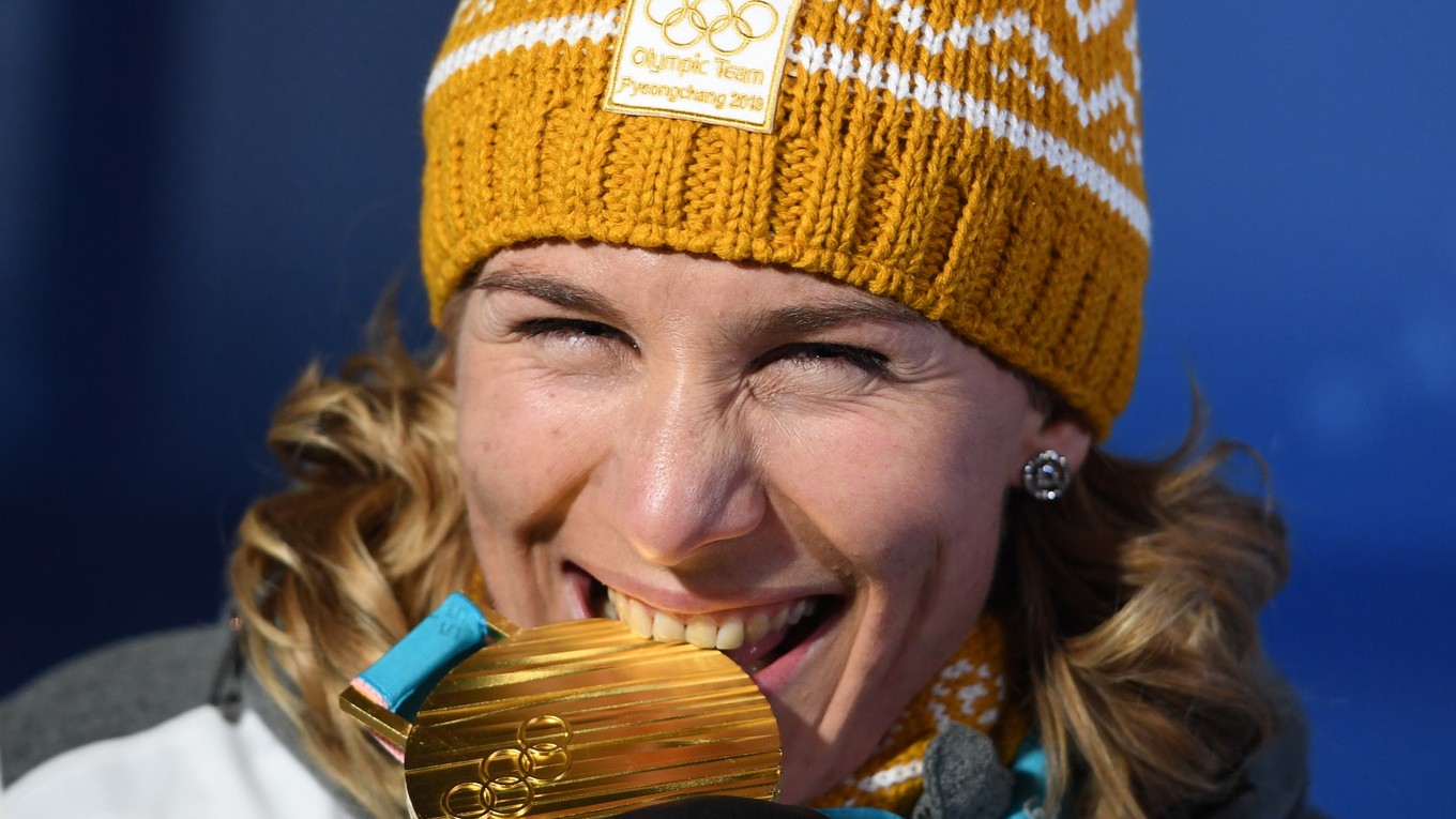 Anastasia Kuzminová pózuje so zlatou medailou.
