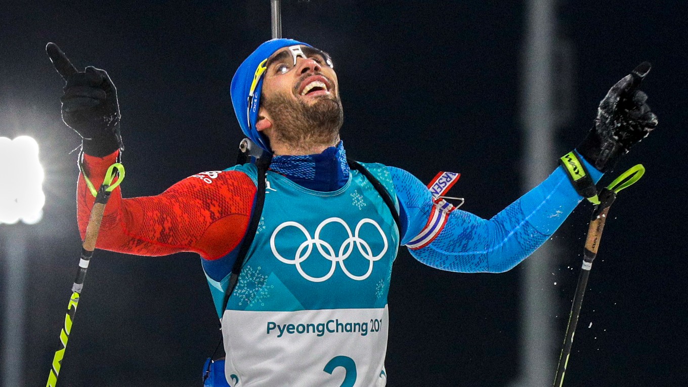 Martin Fourcade sa teší po svojom víťazstve v pretekoch s hromadným štartom.