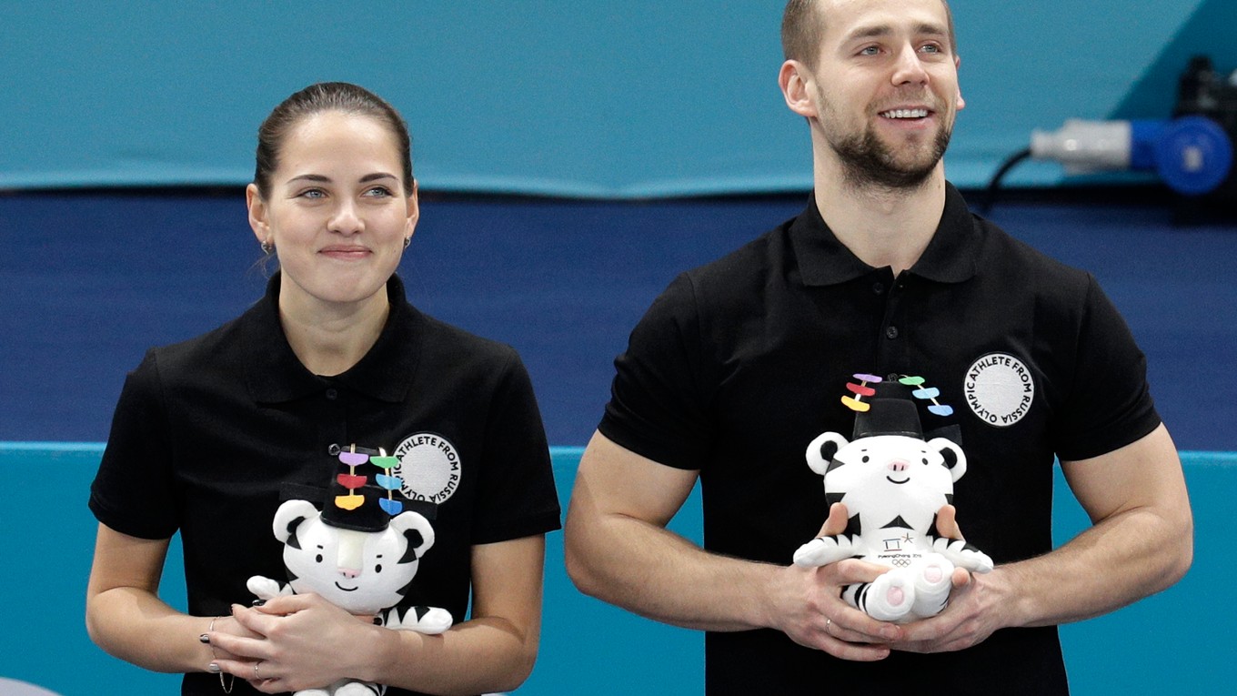 Alexander Krušelnickij sa tešil zo zisku bronzu v súťaži miešaných párov v curlingu spolu s krajankou Anastasiou Bryzgalovovou.