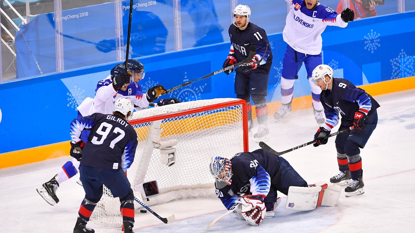 Hokejisti Slovenska sa tešia z gólu do siete USA v zápase základnej skupiny. Napokon bol jediný a Slováci prehrali 1:2.