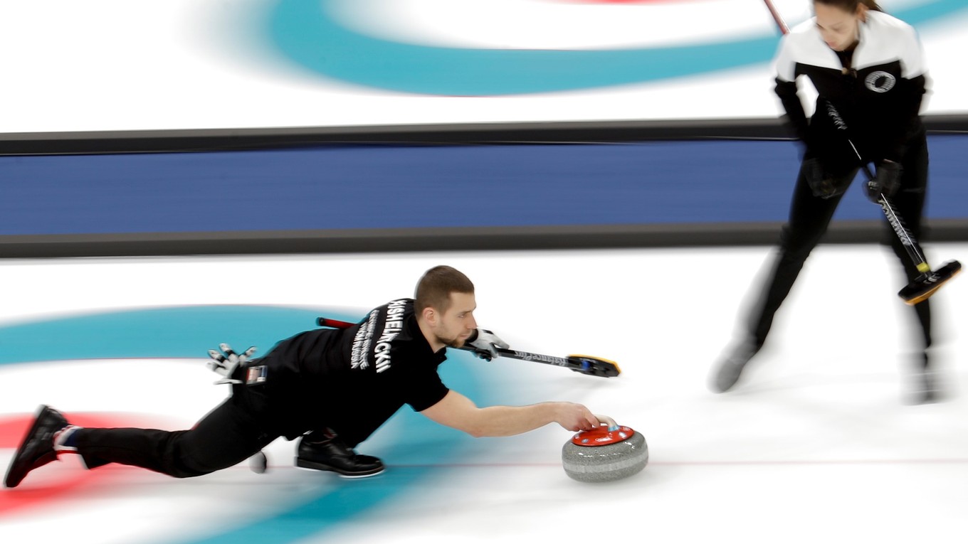 Ruský reprezentant v curlingu Alexander Krušeľnickij.